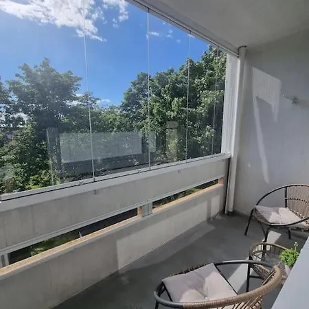Studio Apartment, Balcony And Free Parking *